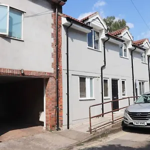 https://hotwells-modern-mews-with-parking.cardiffhotelswales.com