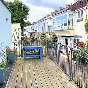 Prime Location! Detached Clifton With Parking Holiday home